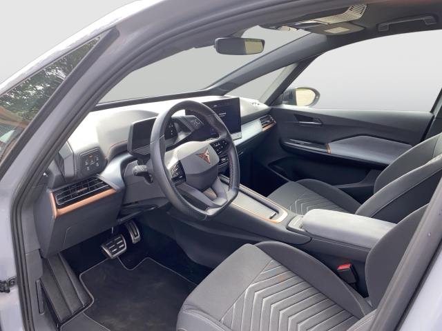 Cupra Born 150 KW 58 KWH ACC WÄRMEPUMPE SITZHZ NAVI FULLINK 8-fach berr. KAMERA PDC V+H CARGO PAKET