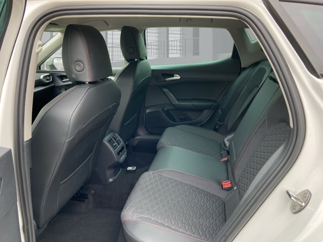 Seat Leon FR 2.0TDI FAHRSCHULPEDALE FULLINK NAVI SITZHZ KAMERA VOLLED ACC VERKEHRSZEICHEN ALLWETT